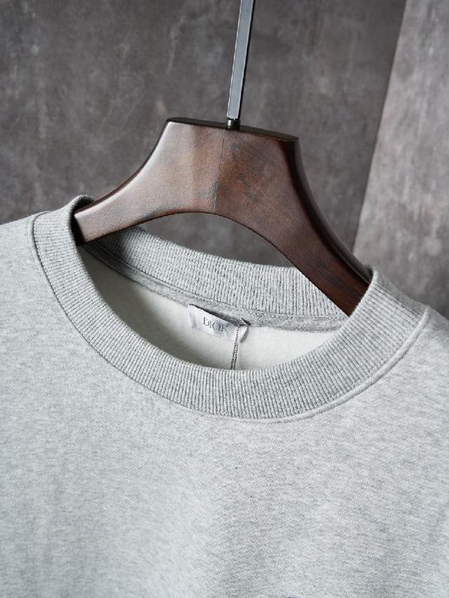 这款卫衣采用黑色棉质起绒面料精心制作。柔软舒适，胸前饰以同色调 CD Icon