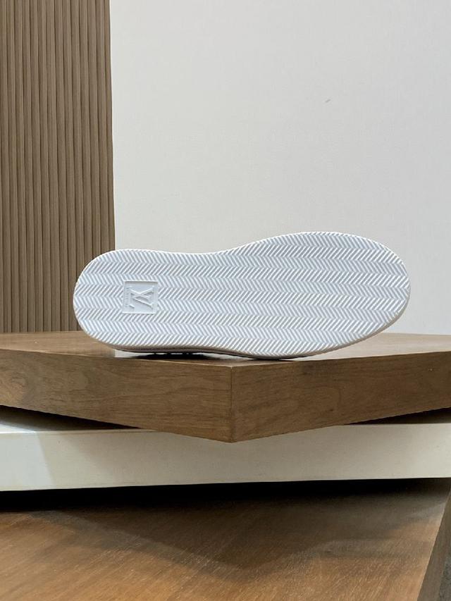 新品男士高端休闲运动鞋，选用进口头层牛皮丝印品