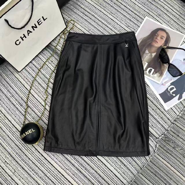 25年早秋系列Miu*新款小绵羊皮短裤 字母贴布