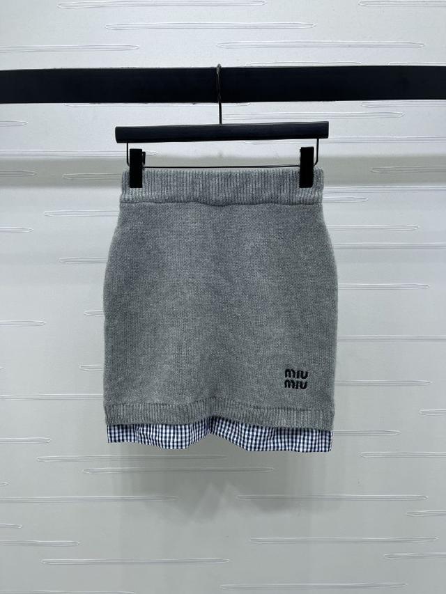 全棉衬衣面料，弹力舒适，质感十足。翻领套头上衣裁剪