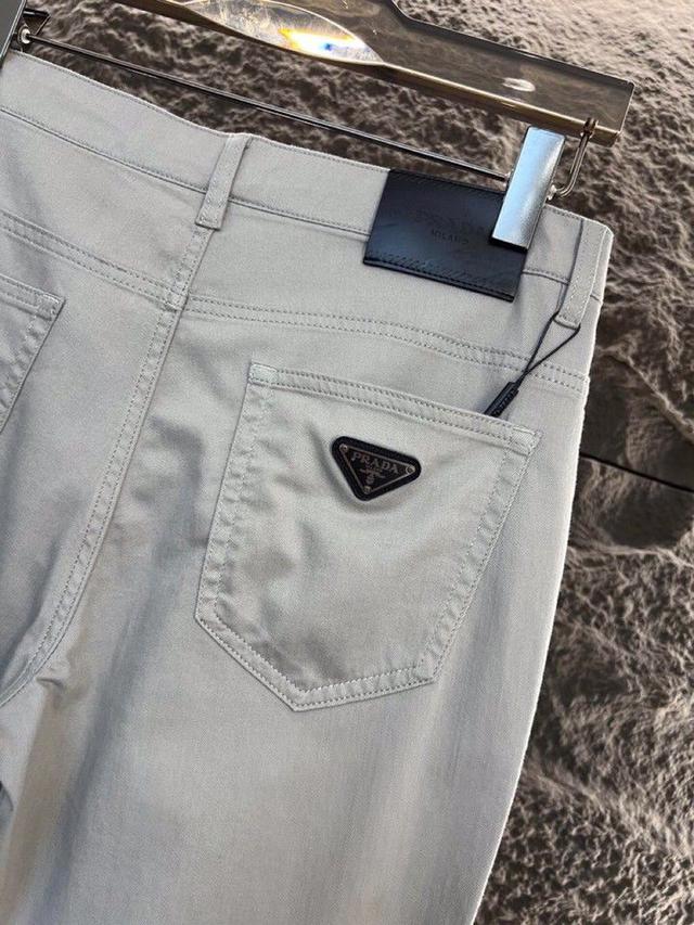 对于它的实穿性不得不竖起一个大拇指了，版型／细节设计没得挑