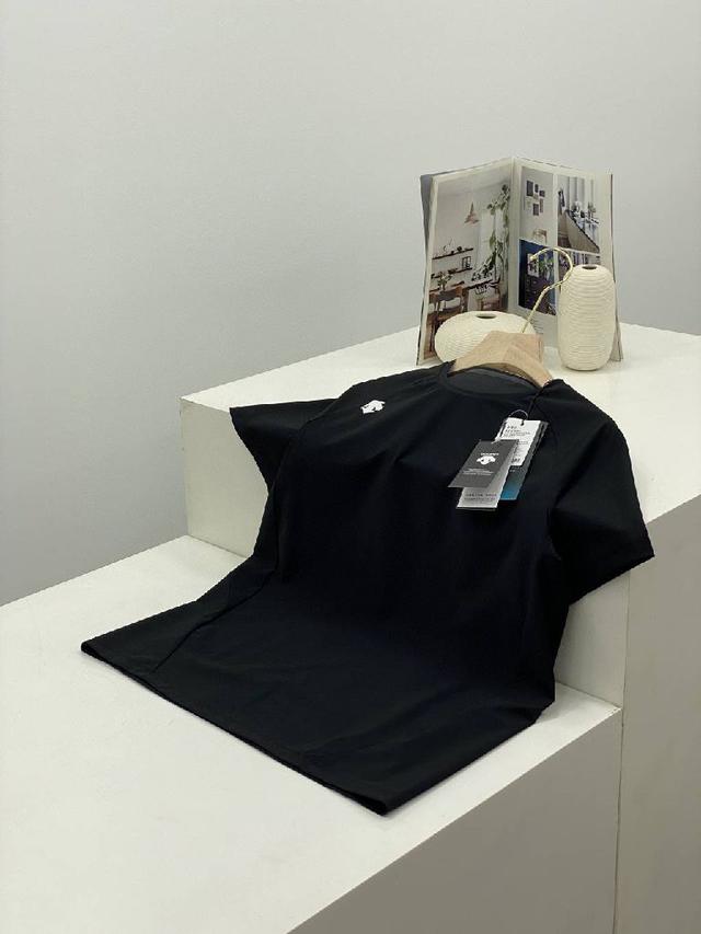 Descente/迪桑特这款卫衣看似简单，但是版型真的是十分的出