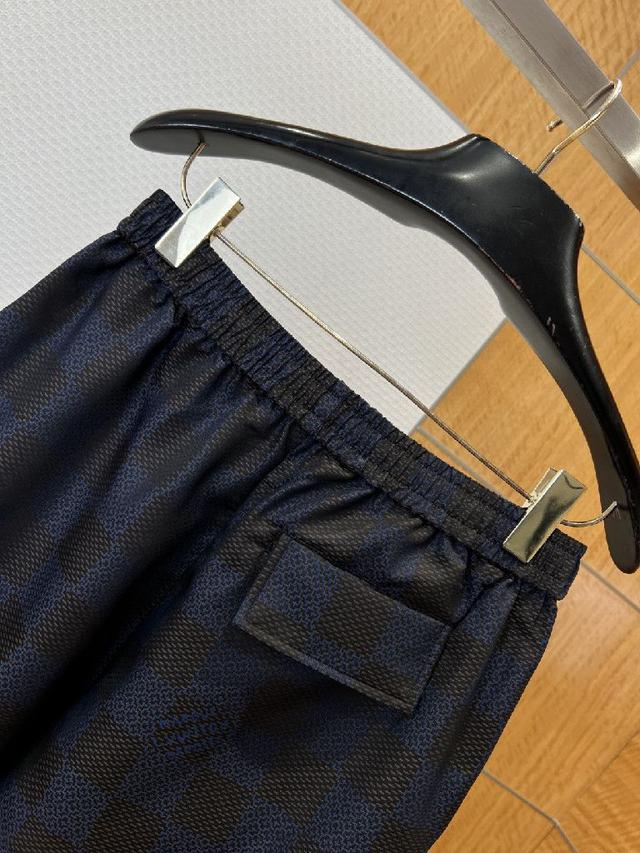 领口采用经典翻领设计，利落挺括修饰颈部线条，搭配带有品牌专属LV标识的