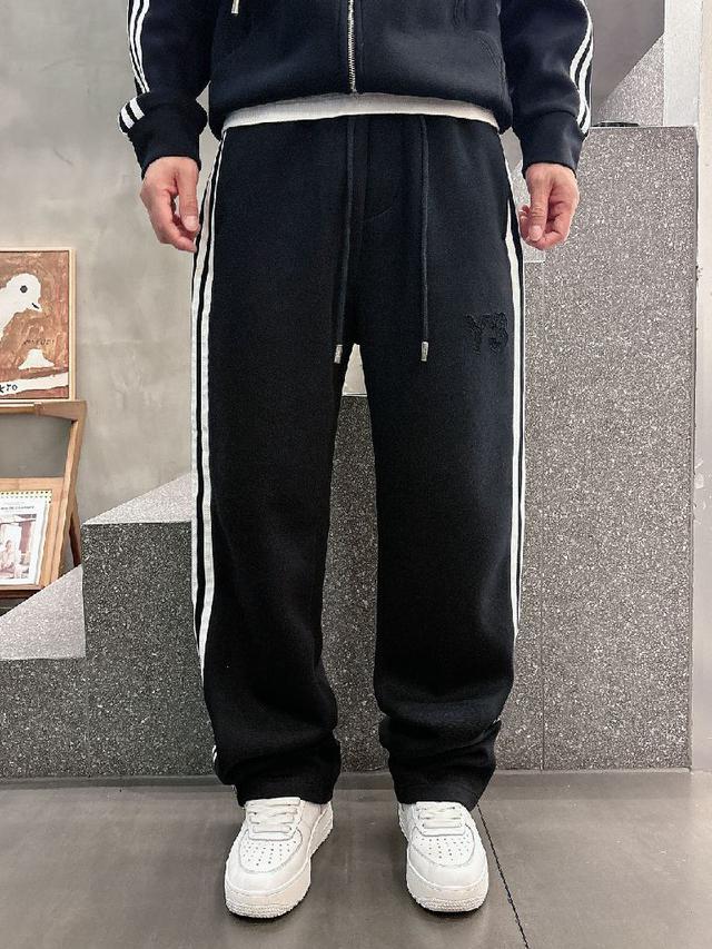 采用进口原版面料，顶级立体毛巾绣工艺字母图案logo，肌理感拉满