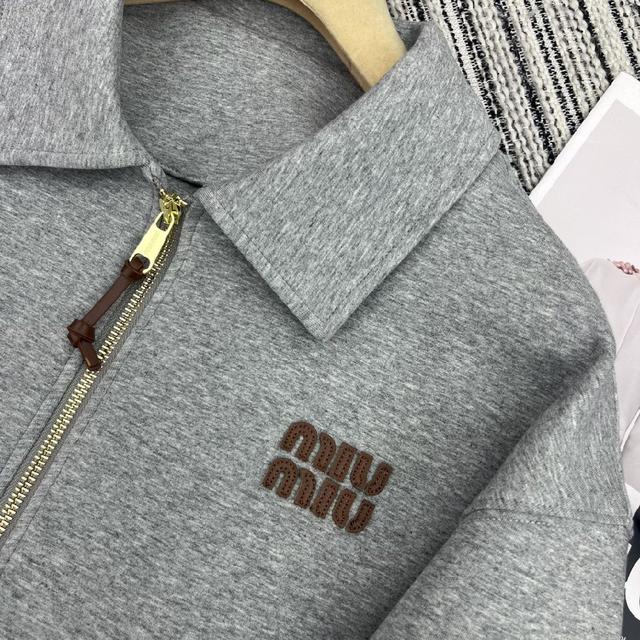 强烈推荐 24年早秋系列 Miu*新款翻领休闲外套搭