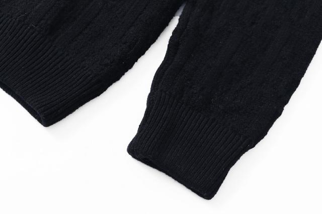 袖口与底边：采用罗纹针织工艺进行拼接，增加弹性和贴合度，使袖口和底边更加紧致有型。