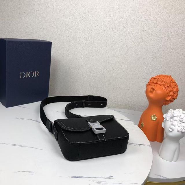 意大利奢侈大品牌，男士双肩背包，翻盖头层牛皮