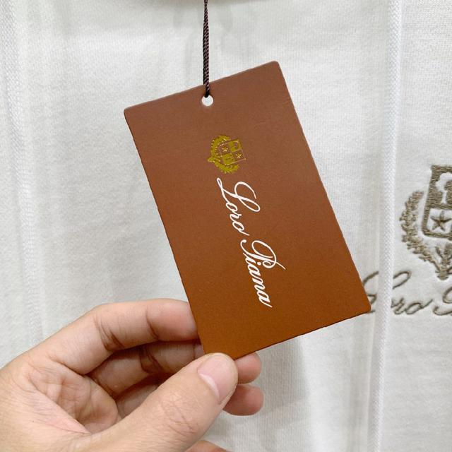 新款休闲裤卫裤，裤身上刺绣标志性品牌标识，