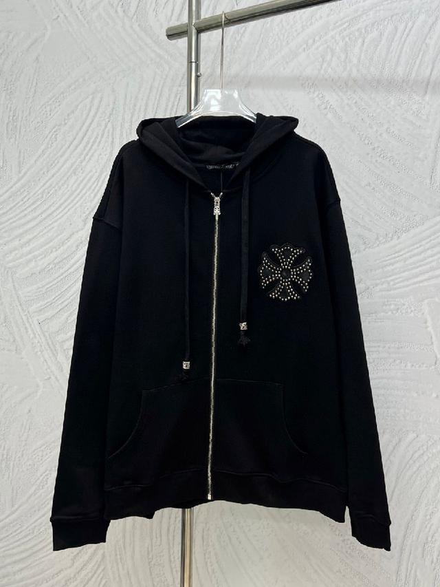 通过14针细针进口机织机编织而成。高支数纱线赋予面料细腻平密的基底