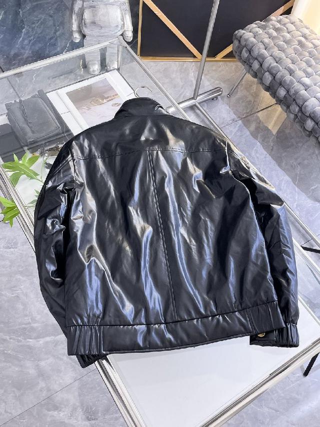 新款羽绒服。这款号称羽绒服届最贵的，全部90绒的