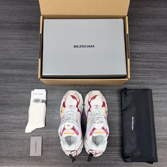 巴黎世家-Runner、是通过溢胶、做旧、缝线等细节，展