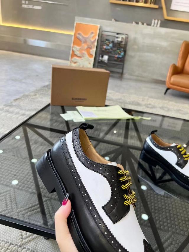 巴 炸街男神皮鞋官网新品专柜同步发售原厂配置，