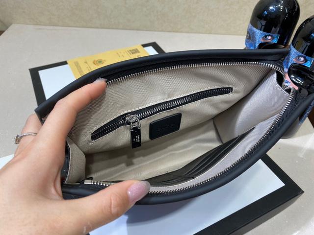 Gucci20SS专柜最新款男士皮面手拿包压字款