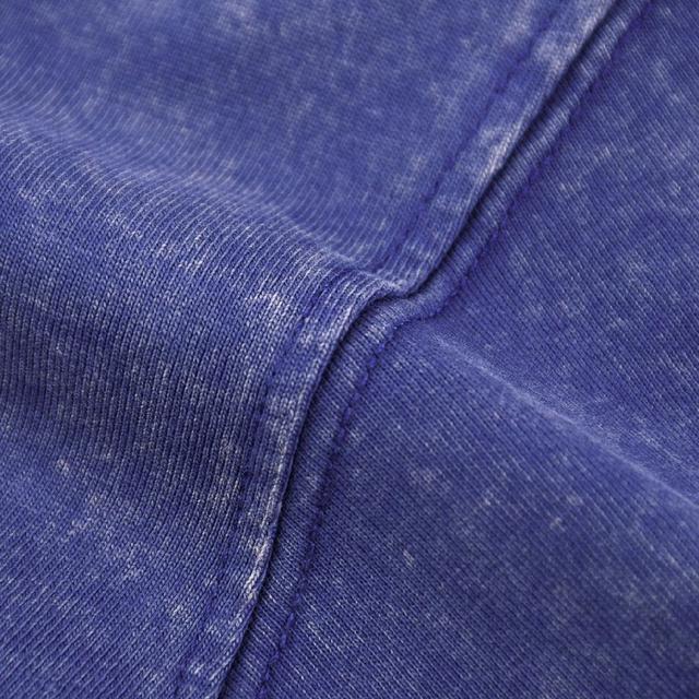 • 设计：正面印有圆形的品牌主题印花，袖子带有品牌标识，做旧水洗工艺带来复古做旧的质感；