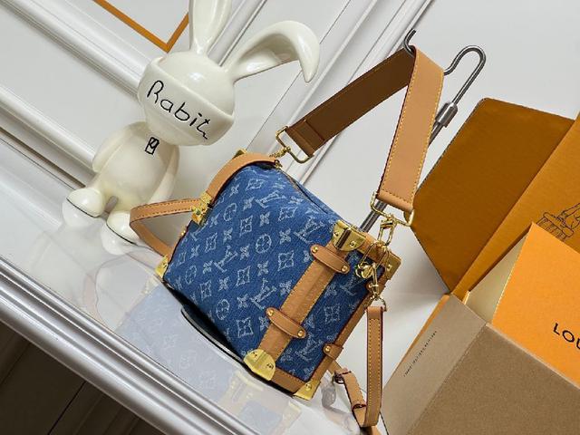 推出了经典的“彩色Monogram”系列，随即引发潮流风暴。