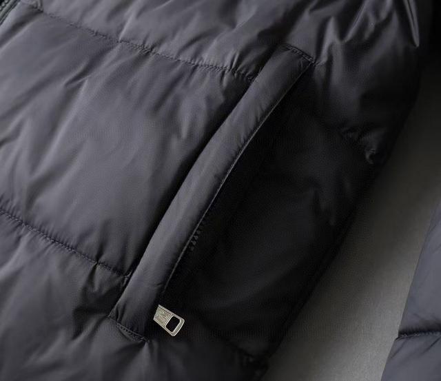 秋冬新款羽绒服。这款号称羽绒服届专业的，三标齐全全部90绒