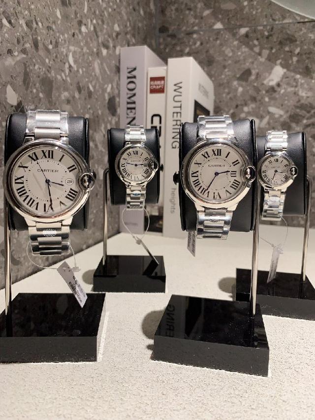 卡地亚蓝气系列 精致石英腕表 传统双针设计 星空运转