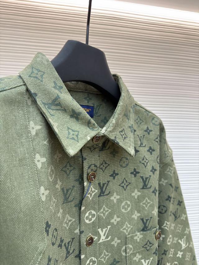 穿上就是舒适自在又显瘦的存在，慵懒而随性，结合干净简单的色系