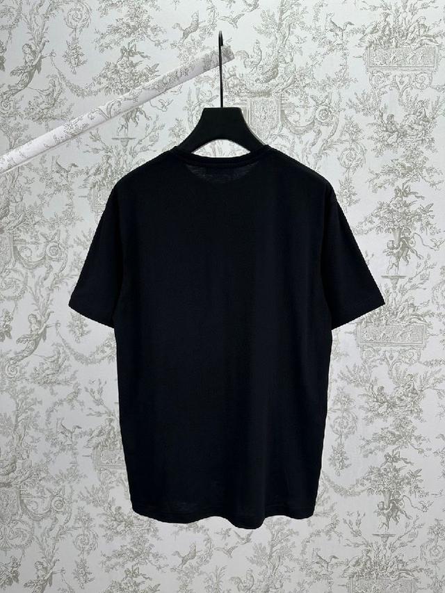 不同水洗质感的款式，对腿细腿粗人士十分友好，微喇的版型