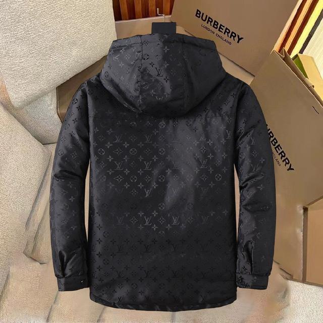 新款羽绒服。这款号称羽绒服届最贵的，全部90绒的。