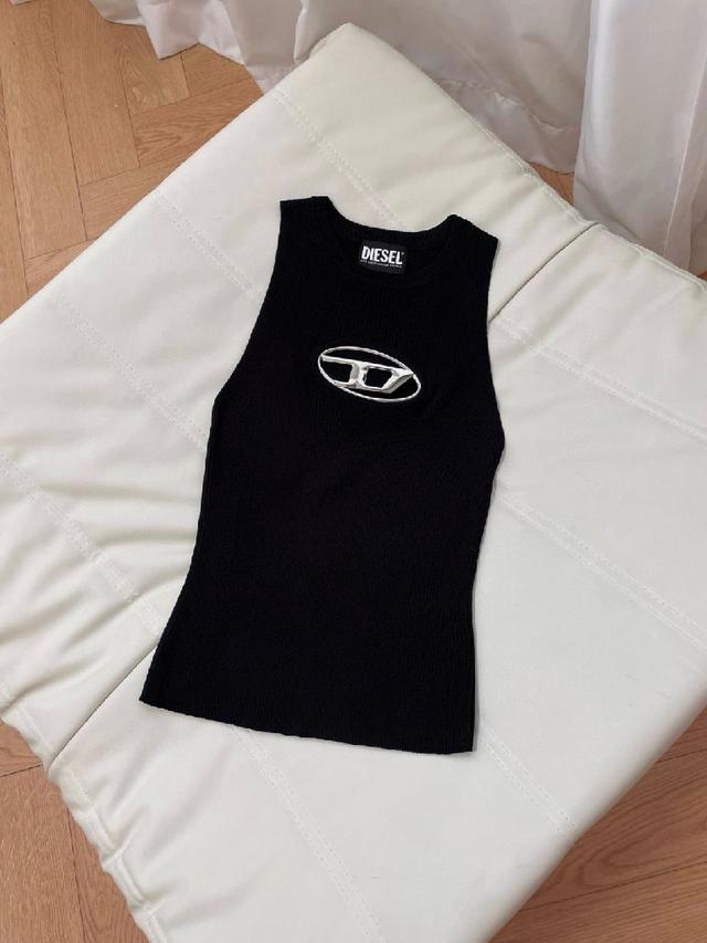 是整件衣服的视觉核心 采用高弹坑条针织面料 紧密贴合身形