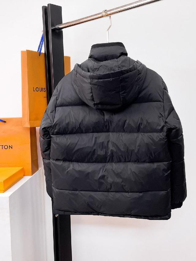 2025秋冬新款羽绒服。这款号称羽绒服届最贵的，全部90绒的