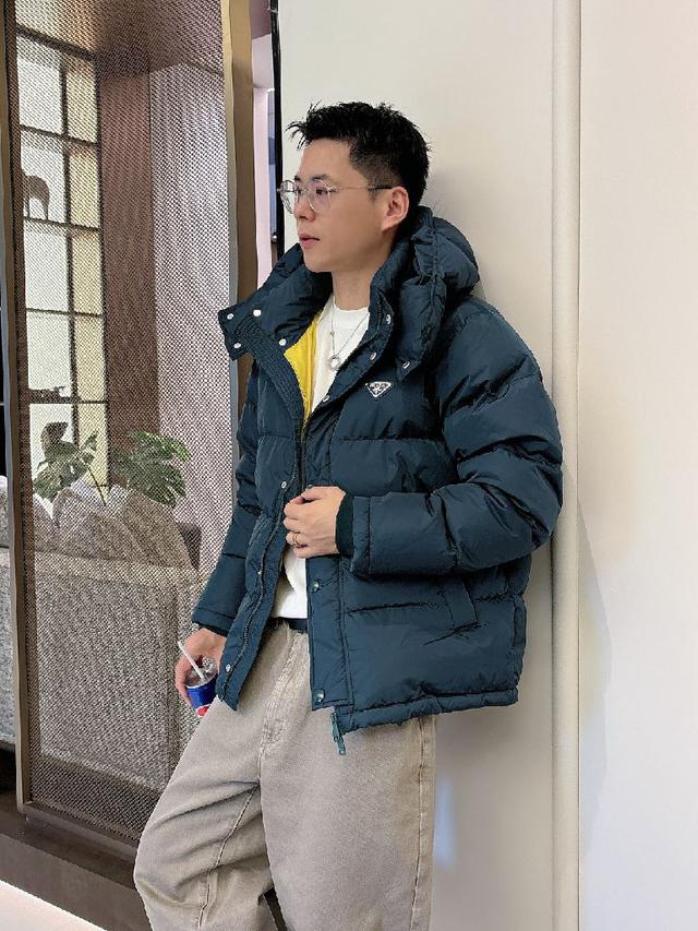 Moncler的品牌精髓。此短款羽绒夹克演绎鲜明廓形，配有可拆卸兜帽和可调节下摆