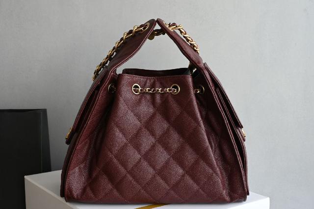 带手柄的包包在近两年的频繁出现🪄 这一季的手柄口盖尺寸变小了