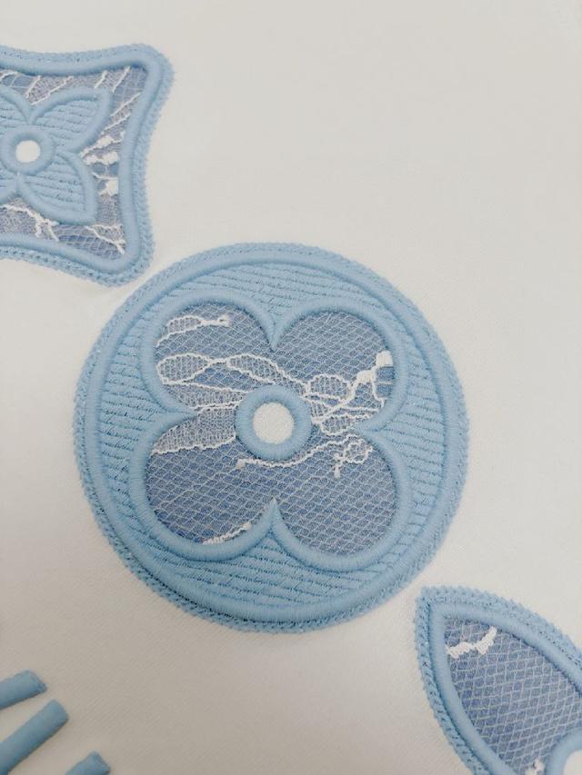 正面采用浅蓝色毛线质感的立体刺绣，呈现“MARQUE L.VUITTON DÉPOSÉE”字样