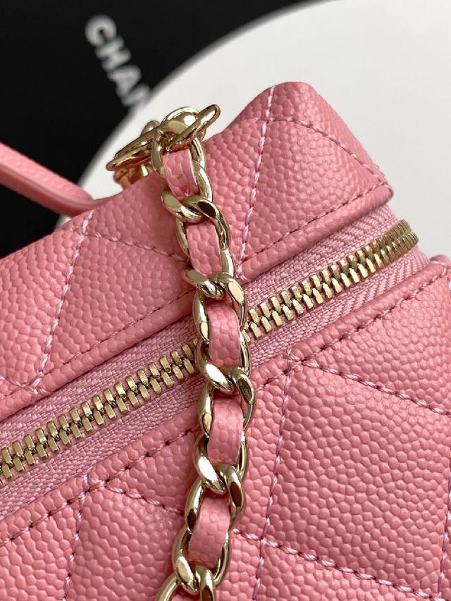 手拿包👜 颗粒小牛皮配金色金属 让整个包看起来更