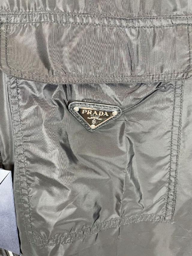 这款短袖衬衫将实用细节与运动元素相结合  面料采用再生尼龙