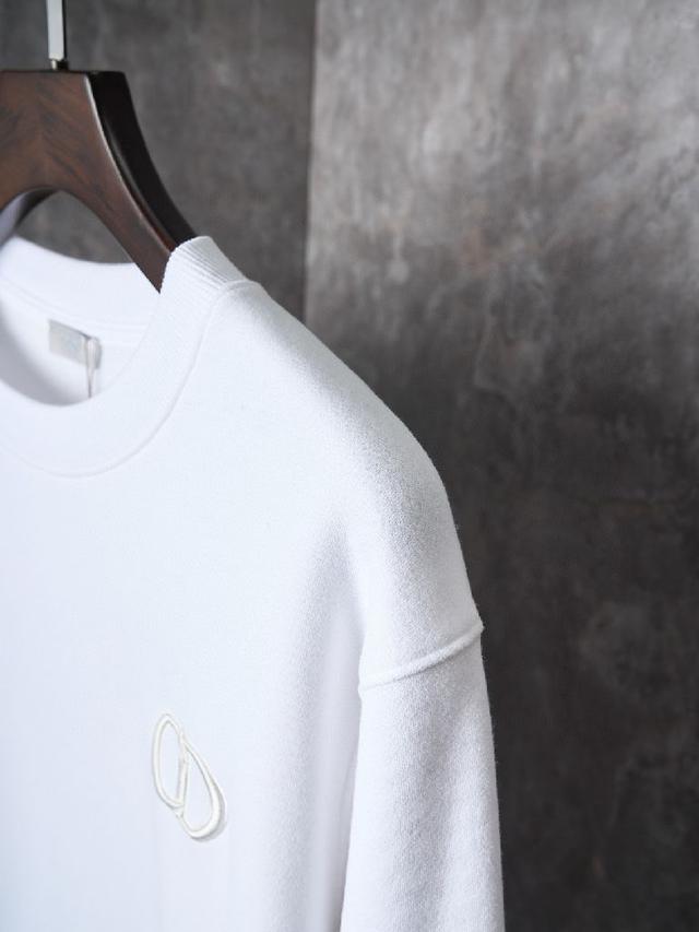 这款卫衣采用黑色棉质起绒面料精心制作。柔软舒适，胸前饰以同色调 CD Icon