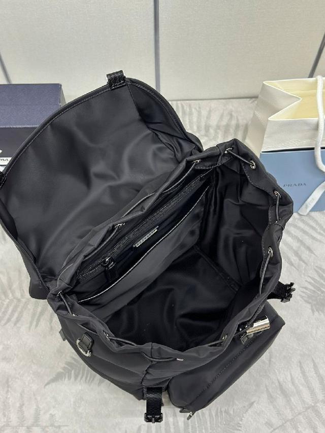 顶级金属五金配件。优雅百搭，搭配外侧拉链口袋，饰有标志性的涂珐