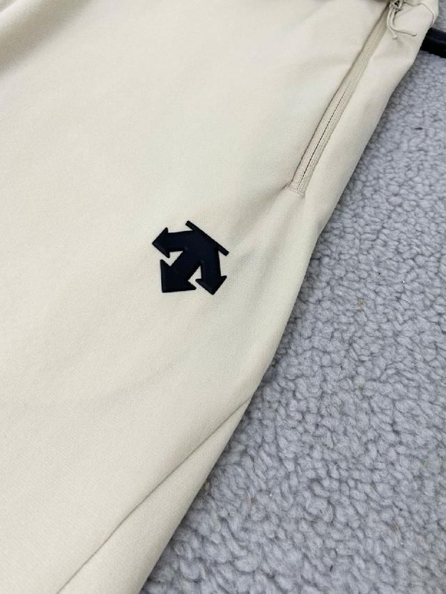 腰部配备腰绳，字母提花logo松紧，方便调节腰部松紧！两侧拉链