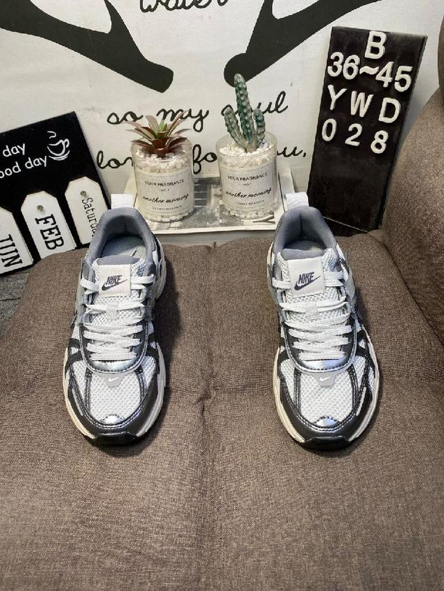 博肯Birkenstock 勃肯半拖系列克罗心双扣金属扣设计