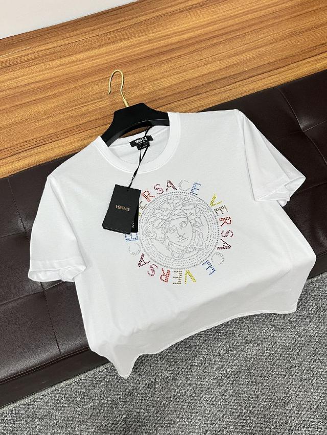 范思哲 25ss春夏新品水晶钻圆领短袖T恤，正面缀饰有进口