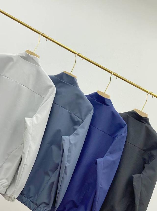 又轻又薄，隔暖降温，高透气性