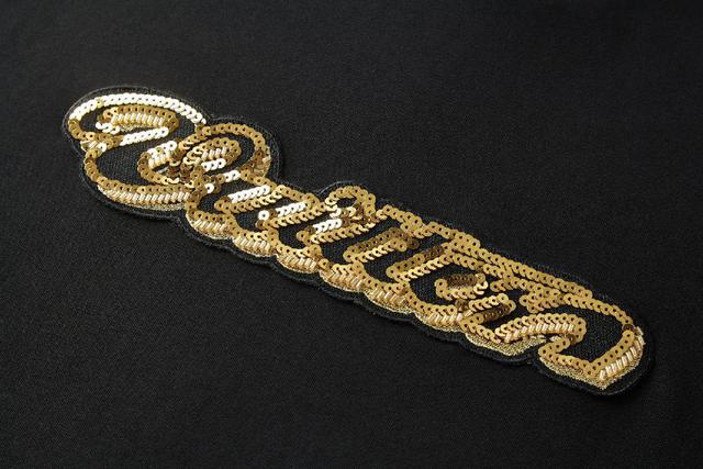 标准版型短袖圆领T恤。白色纯棉材质。定制化FENDI Flower刺绣和浅蓝色3D印花