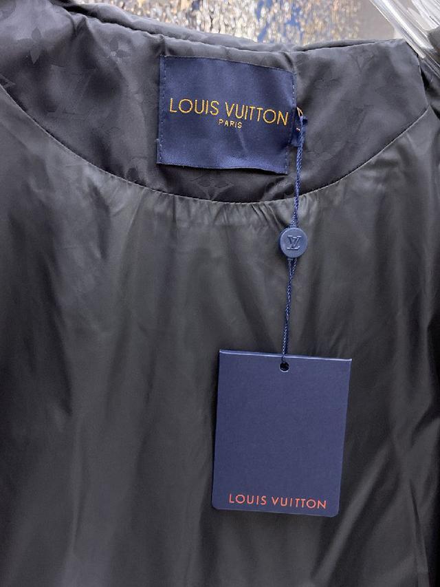 官网款2025秋冬新款羽绒服。这款号称羽绒服届最高端的，