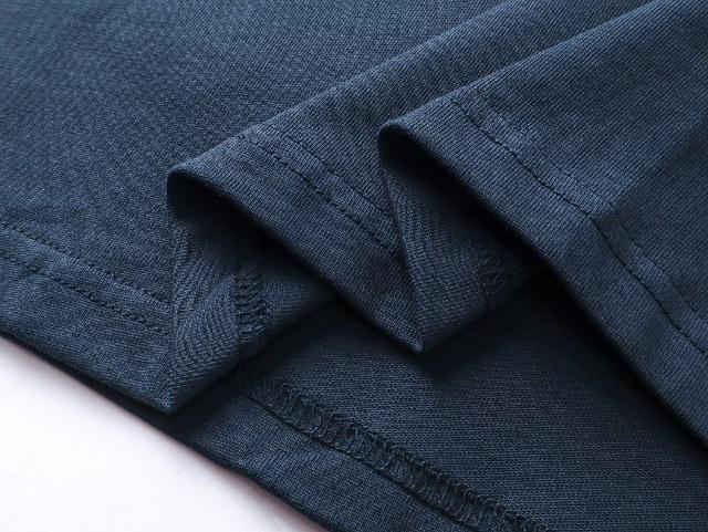 采用双股棉平纹面料打造而成。经纬纱线以一上一下的方式交织而成