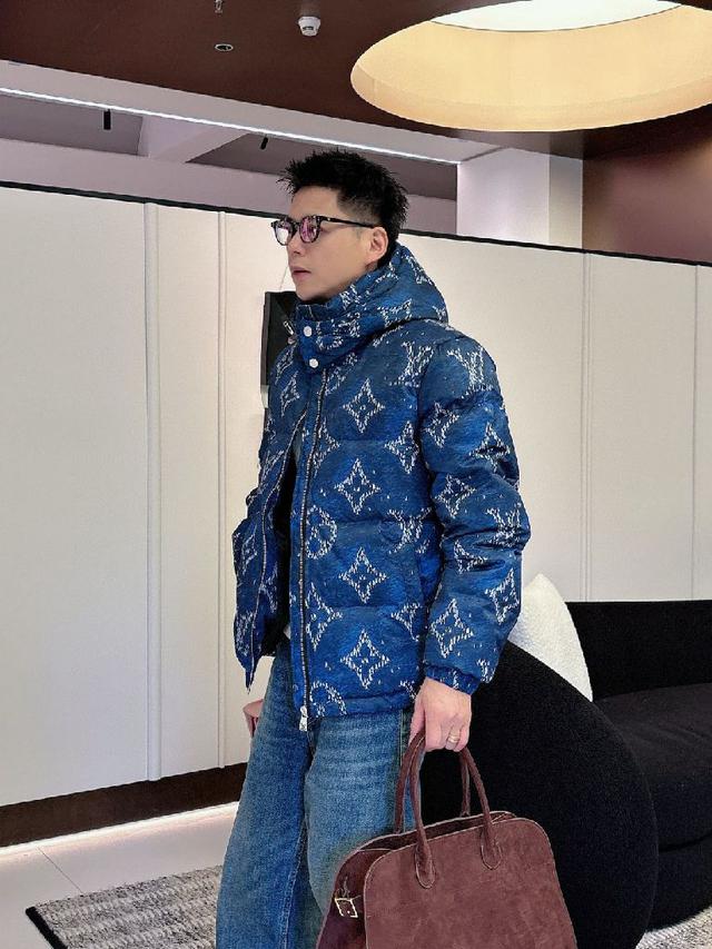 三标齐全带着经典的Logo组合搭配，第一眼看到就是满满的视觉冲击