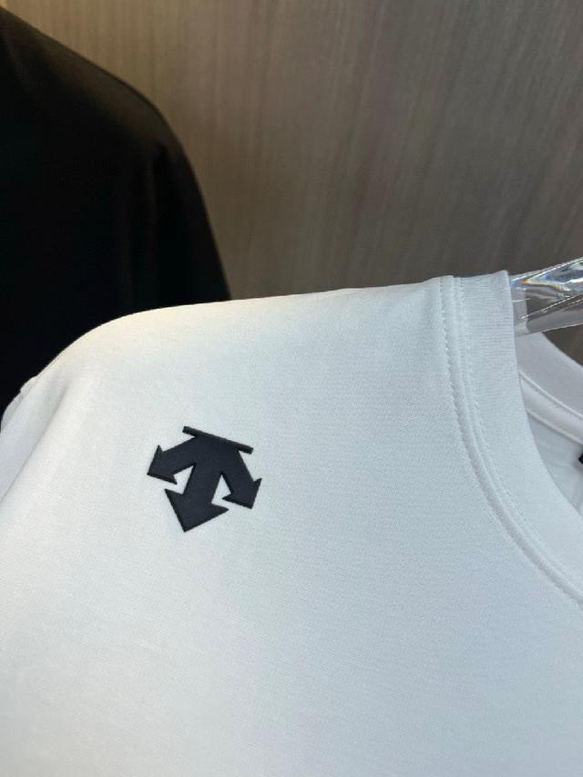 迪桑特、2025春夏全新系列单品上线，非常时髦前卫的一款男女同款短袖