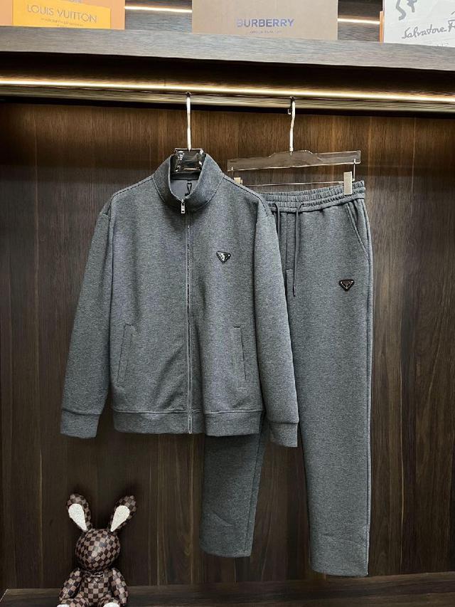 Prada 2023秋冬新款普拉达小高领开衫套装，经典三角