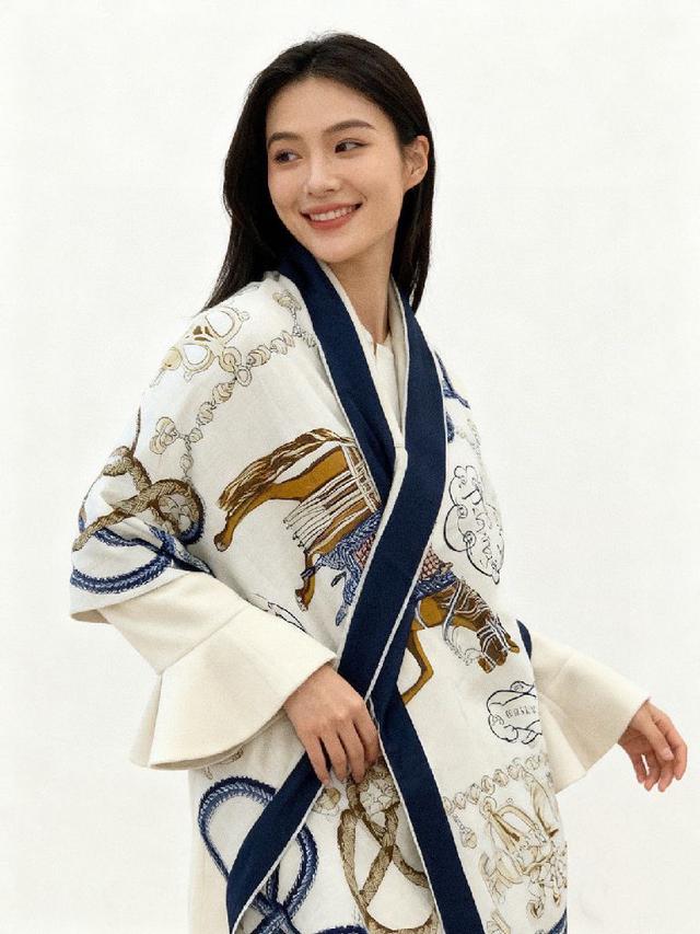 这款经典单品展现强大而迷人的女性魅力精髓。