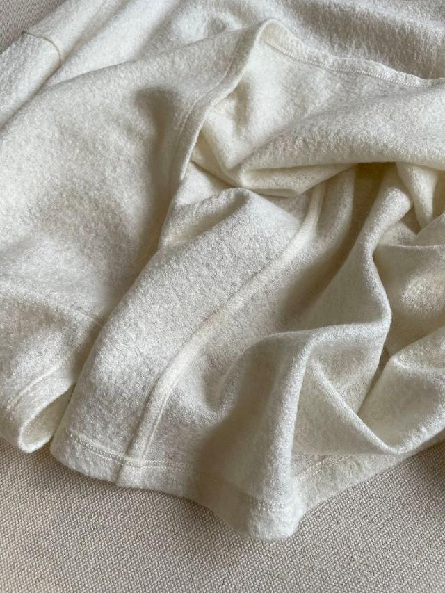 精选优质羊毛莱赛尔混纺，这款独特纱线呈现出干爽轻盈的卓越触感