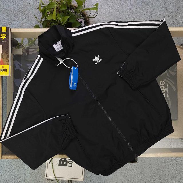 2026新款Adidas阿迪达斯经典刺绣三叶草休闲情侣立领夹克外套，采用爽滑亲肤梭织面料