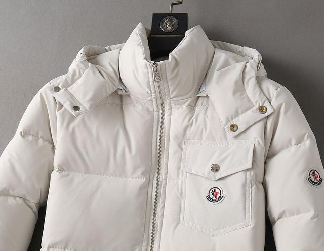 新款羽绒服。这款号称羽绒服届最贵的，全部90绒的。