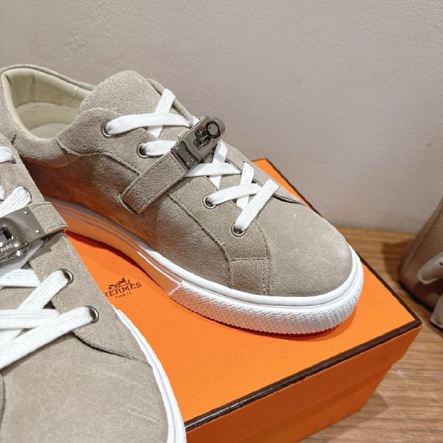 每一季都会出很多颜色 绝对是最值得买的配货之一