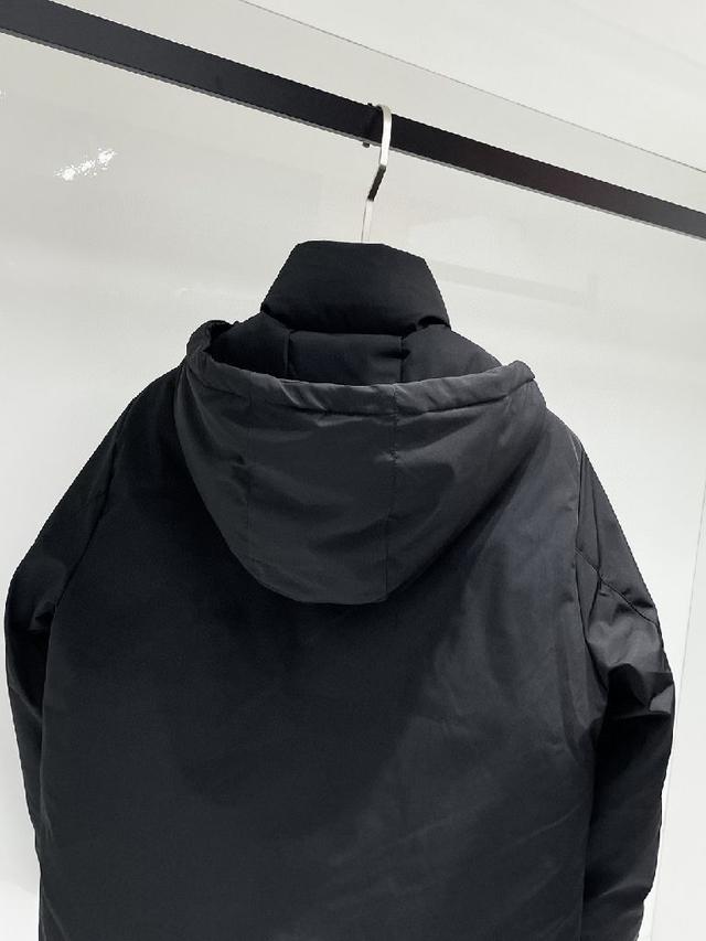 官网款新款羽绒服。这款号称羽绒服届最高端的，全部90绒的