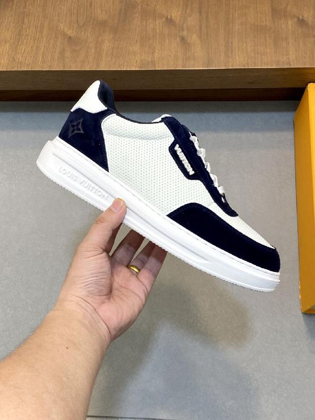 新品男士高端休闲运动鞋，选用进口头层牛皮丝印品牌